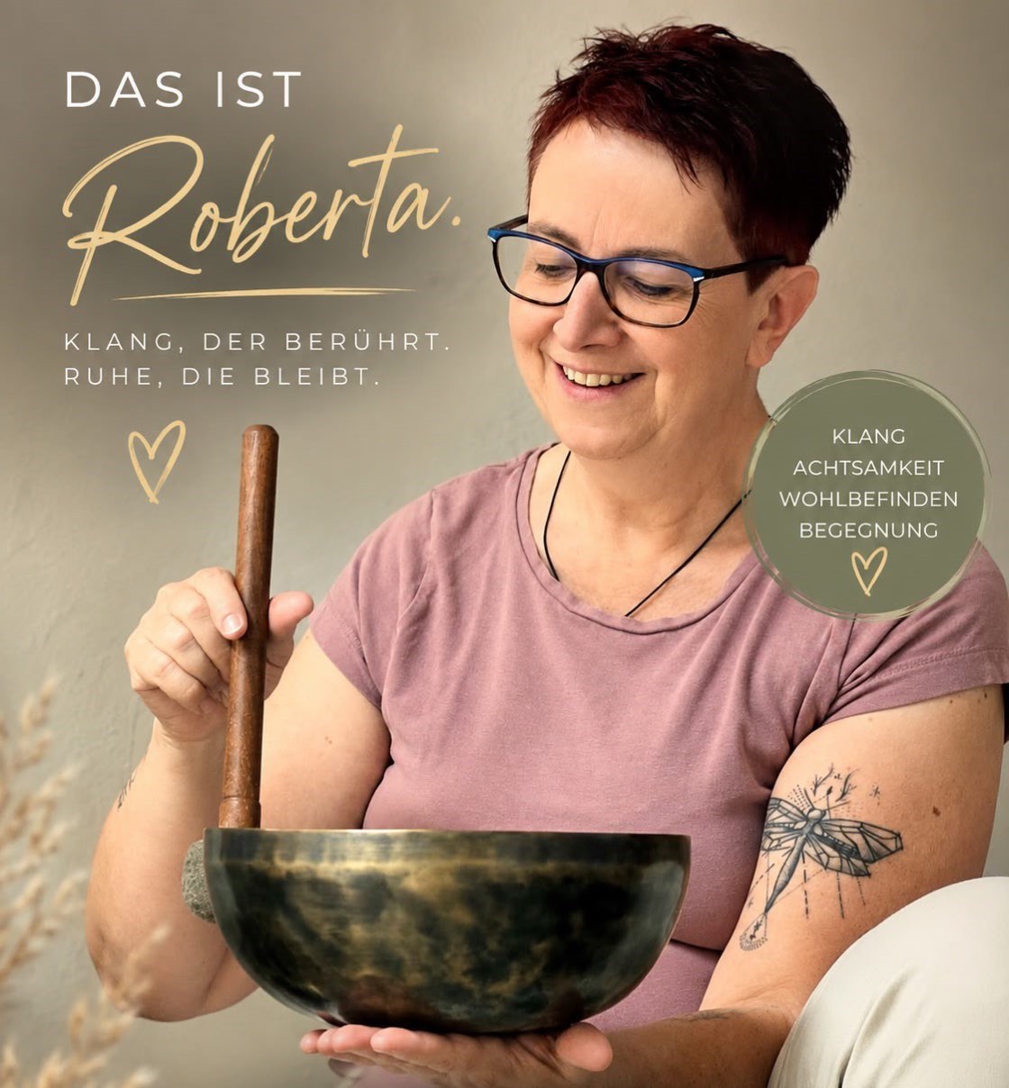 Das ist Roberta. Klang, der berührt. Ruhe, die bleibt. Roberta Di Vito spielt lächelnd eine Klangschale.